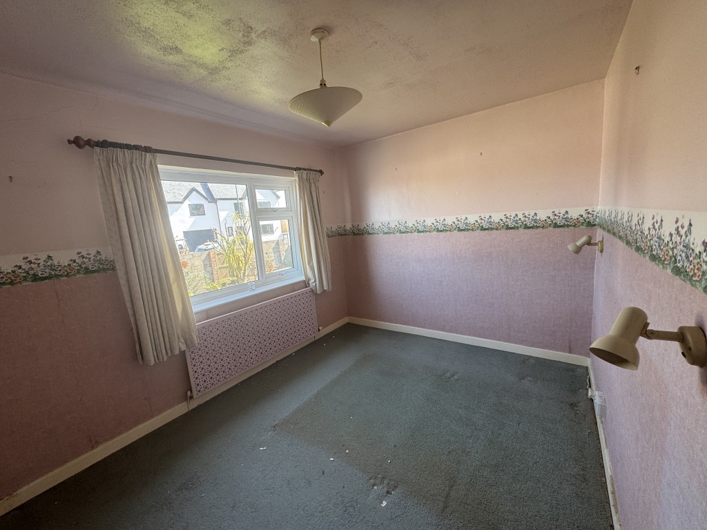 Lot: 44 - SEMI-DETACHED HOUSE FOR IMPROVEMENT - Bedroom one